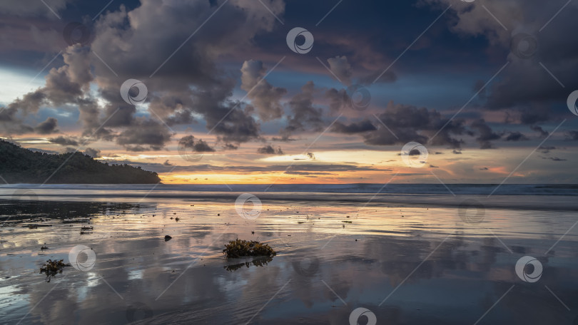 Скачать Спокойный закат на тропическом острове. Фиолетовые облака на голубом небе фотосток Ozero
