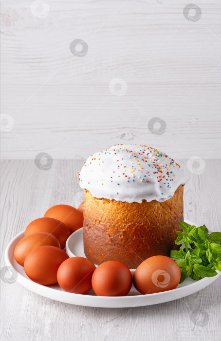 Скачать Вкусный пасхальный кулич и яйца на светлом фоне, с местом для копирования текста фотосток Ozero