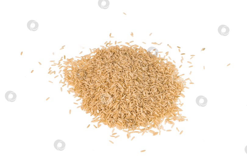 Скачать Коричневый рис лежит на изолированном фоне фотосток Ozero