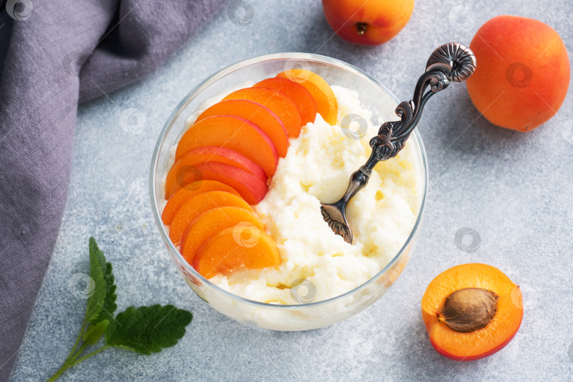 Скачать Десерт из сладкого творога и свежих ягод абрикоса с листьями мяты. фотосток Ozero