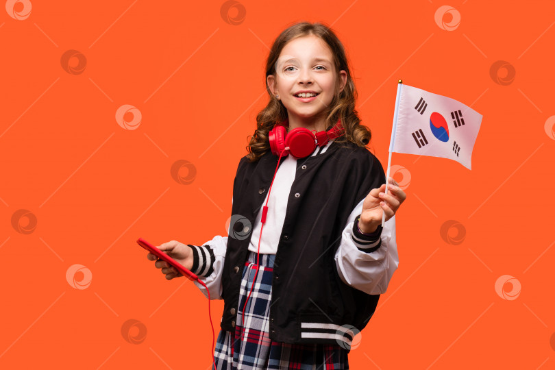 Скачать Девушка держит маленький флаг Республики Корея фотосток Ozero