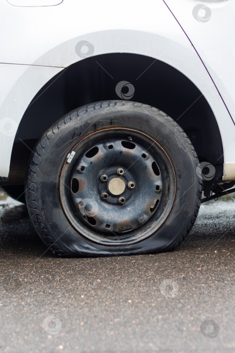 Скачать Спущенная шина на обочине, колесо автомобиля застряло, требуется ремонт фотосток Ozero