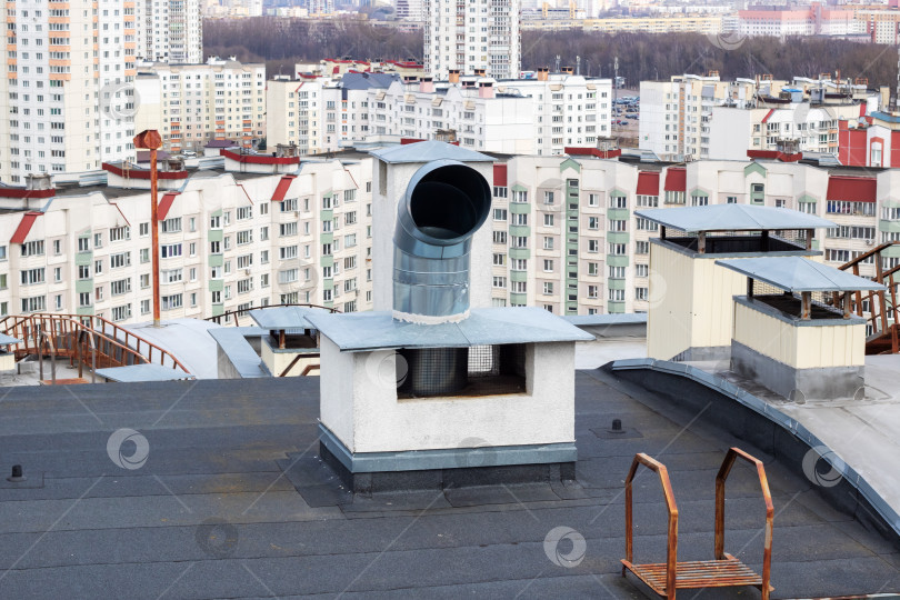 Скачать Здание с белыми стенами, дымоходом, лестницей и крышей из композитного материала фотосток Ozero