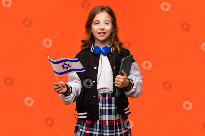 Скачать Девушка держит маленький флаг Израиля фотосток Ozero