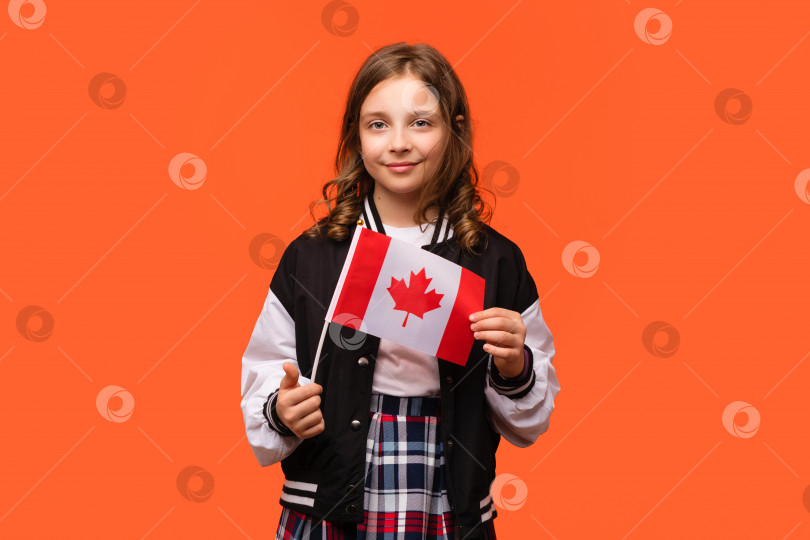 Скачать Девушка держит маленький флаг Канады фотосток Ozero