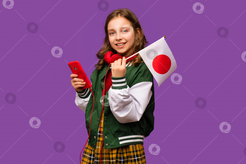 Скачать Девушка держит маленький флаг Японии фотосток Ozero