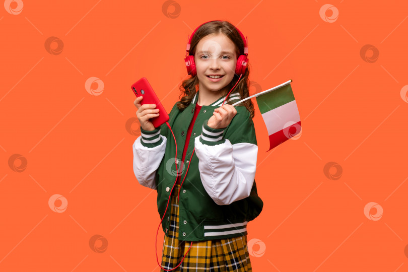 Скачать Девушка держит маленький флаг Италии фотосток Ozero
