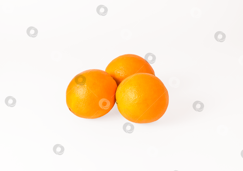 Скачать Три апельсина на изолированном фоне фотосток Ozero