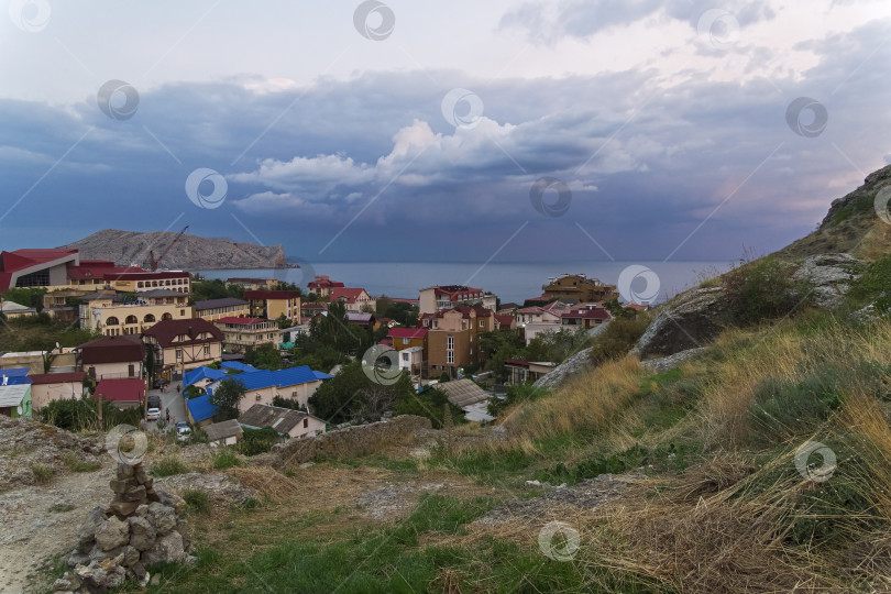 Скачать Пасмурный вечер в курортном городке в Крыму фотосток Ozero