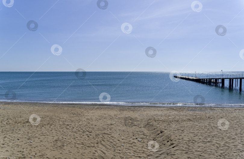Скачать Вид на морской горизонт с пустого песчаного пляжа. Крым. фотосток Ozero
