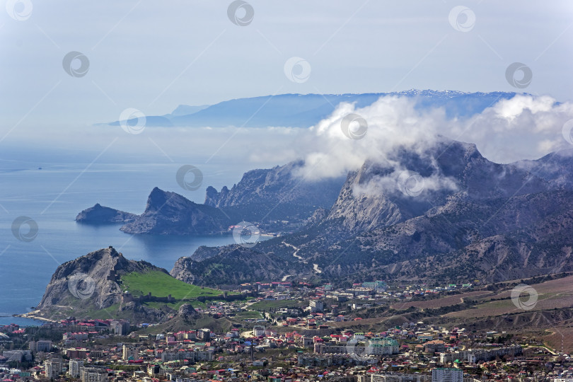 Скачать Вершины гор покрыты облаками. Крым. фотосток Ozero