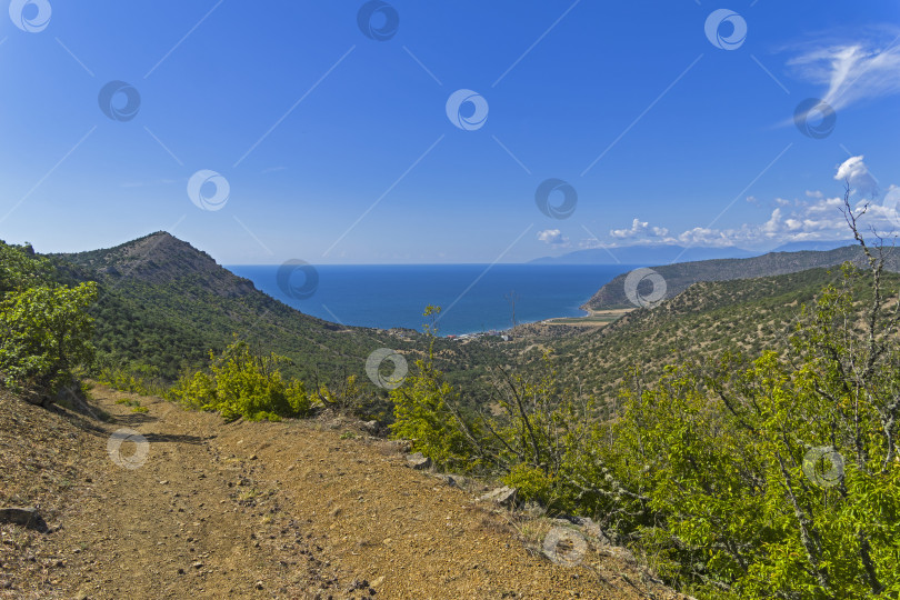 Скачать Грунтовая дорога, ведущая к морю. фотосток Ozero