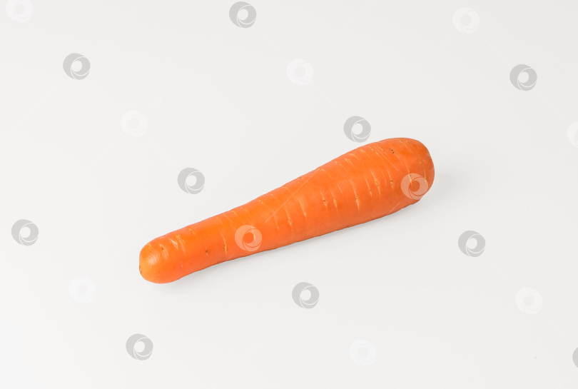 Скачать Одна морковка на изолированном фоне фотосток Ozero
