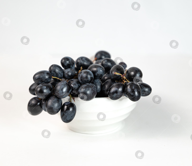 Скачать черный виноград на тарелке фотосток Ozero