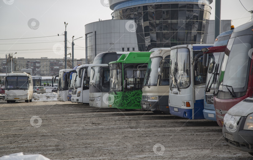 Скачать Автобусы на городском автовокзале фотосток Ozero