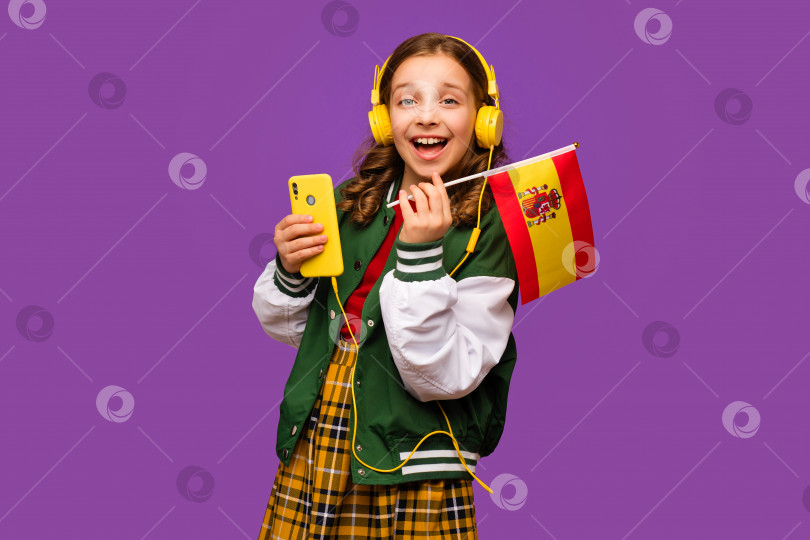 Скачать Девушка держит маленький флаг Испании фотосток Ozero