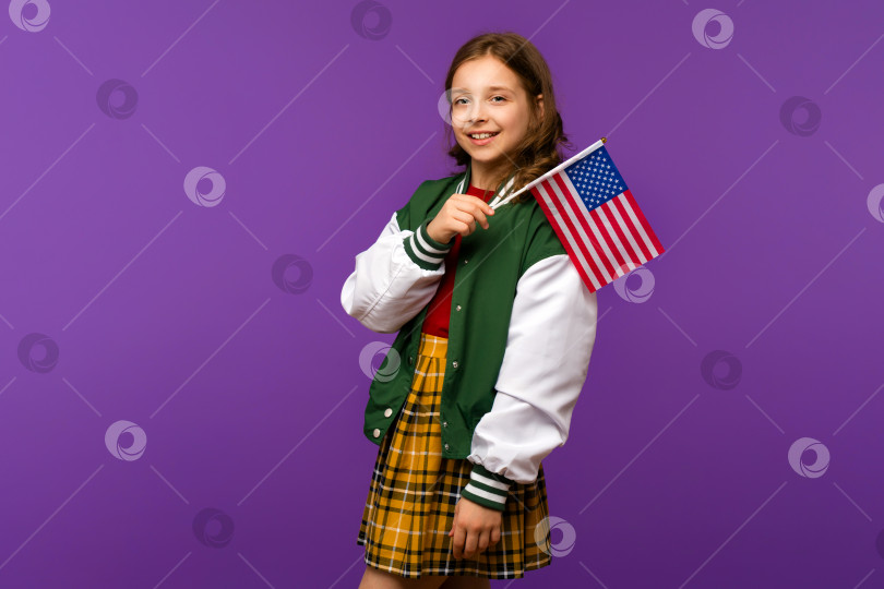 Скачать Девушка держит в руках маленький флаг США фотосток Ozero