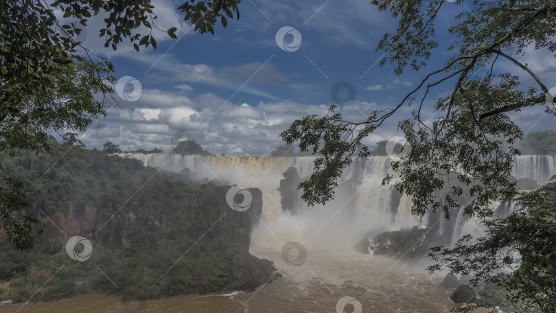 Скачать Красивый тропический водопадный пейзаж. фотосток Ozero