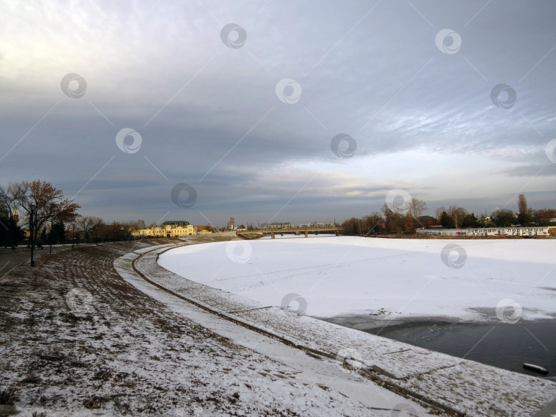 Скачать Пенза, Россия - март 2014: вид с набережной на реку Сура весной фотосток Ozero