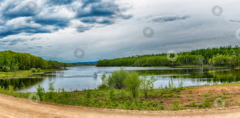 Скачать Озеро в лесу фотосток Ozero