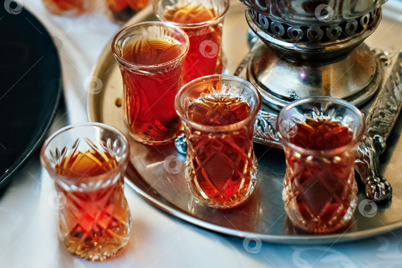 Скачать Чай в национальных турецких стеклянных стаканах на подносе, рядом с самоваром фотосток Ozero