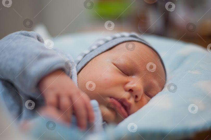 Скачать мальчик или девочка в возрасте 1 месяца спят в детской кроватке фотосток Ozero