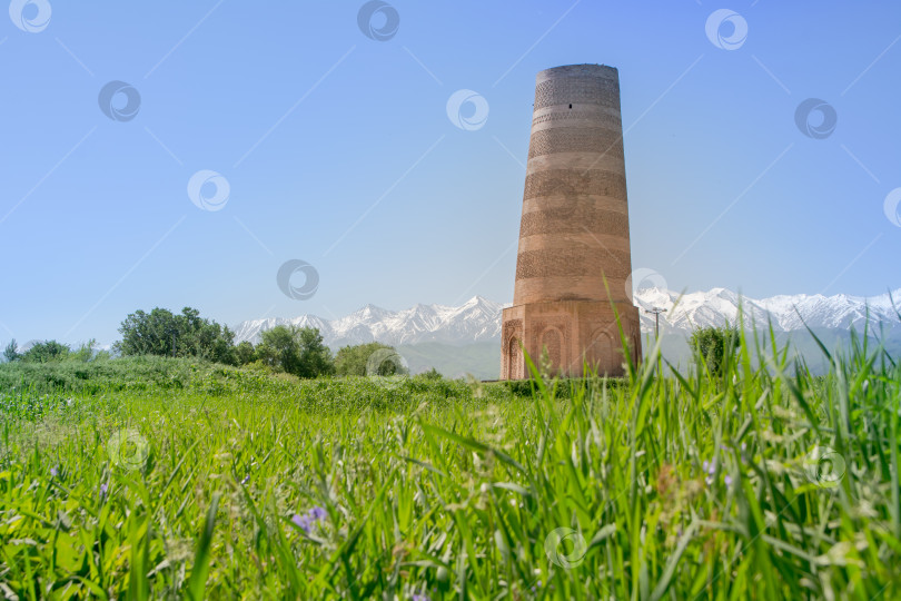 Скачать Башня Бурана, горы на заднем плане. фотосток Ozero