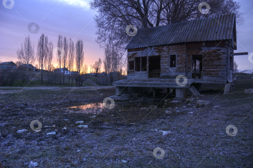 Скачать Старый заброшенный дом в городе Каракол, Иссык-Куль. мусор и экология фотосток Ozero
