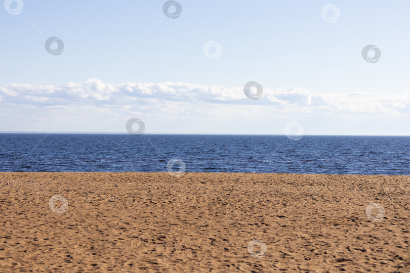 Скачать Песчаный пляж в солнечный день, синяя вода и голубое небо фотосток Ozero