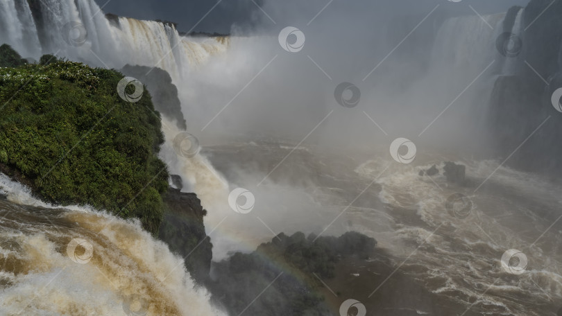 Скачать Красивый водопадный пейзаж. фотосток Ozero