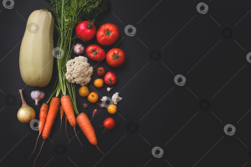 Скачать Овощи на темном фоне. Овощи с грядки. Натуральная здоровая пища. фотосток Ozero