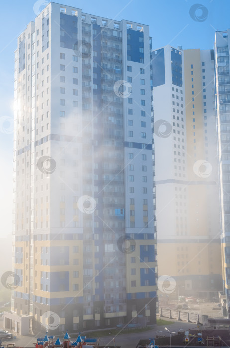 Скачать сильный туман в городе, современные высотные здания в тумане фотосток Ozero