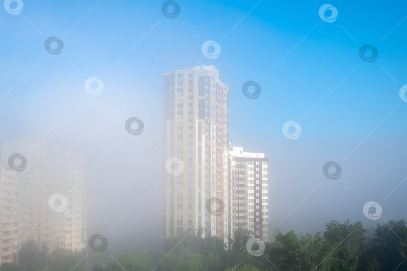 Скачать сильный туман в городе, современные высотные здания в тумане фотосток Ozero